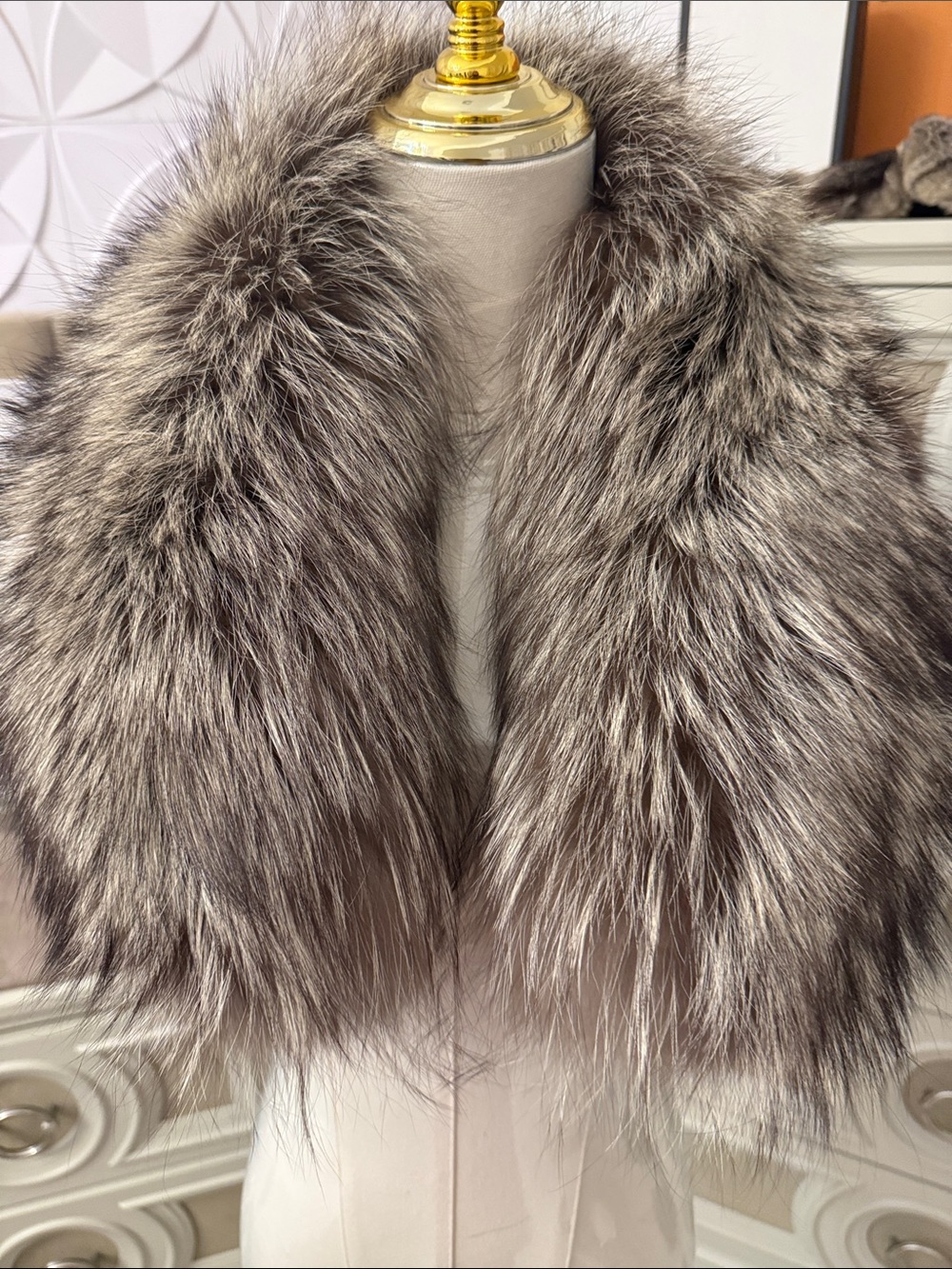 Saga Furd silver fox fur clip on collar scarf like new